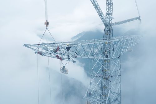 國(guó)家電網(wǎng)川渝特高壓工程的懸崖施工與云中立塔